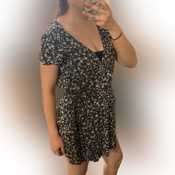 Hollister Floral Flow Romper (XS) - Picture 2 of 2